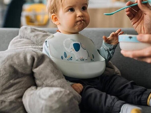 Bebe comiendo de un bowl