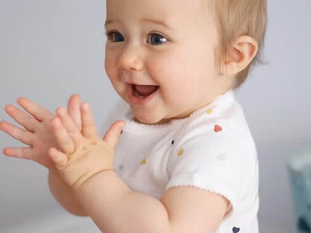 Nena sonriendo y aplaudiendo