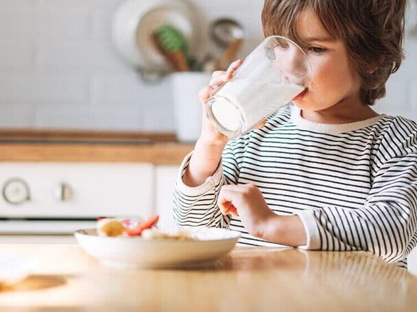 Nene pequeño tomando el desayuno