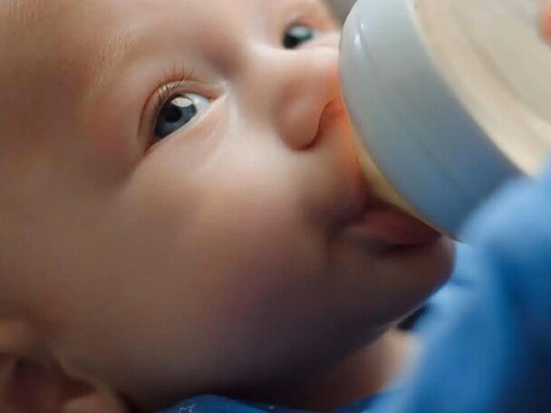 Bebe tomando su leche del biberón