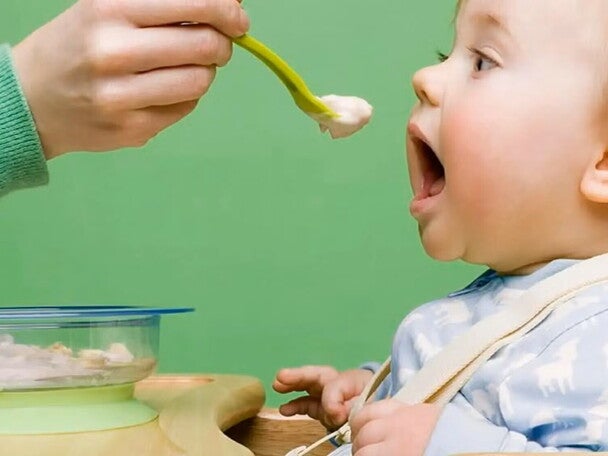 Mama alimentado a su bebe