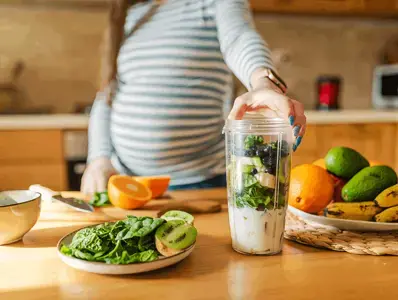 Buena alimentación embarazo evita DEC Embarazada preparando una dieta sana y nutritiva