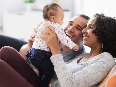 Padres felices cargando a su bebé