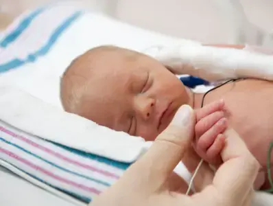 Bebé recién nacido prematuro