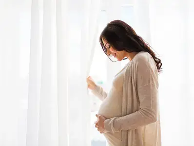 Mujer embarazada tocando su panza