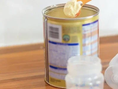 Preparación de biberón con fórmula infantil