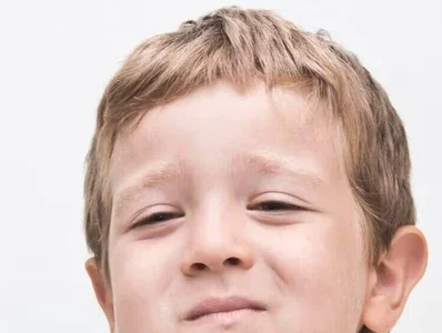 Niño con desdén